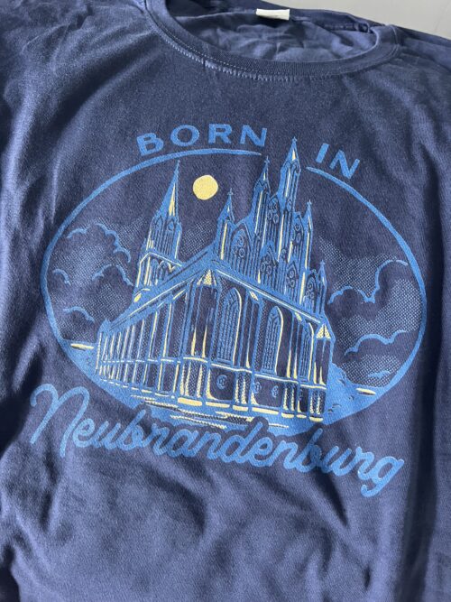 Born in Neubrandenburg - Blaues T-Shirt | Neubrandenburger Souvenirs Online